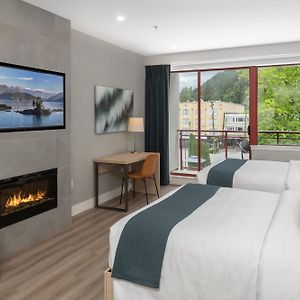 Queen Room Two Queen Beds Mountain View